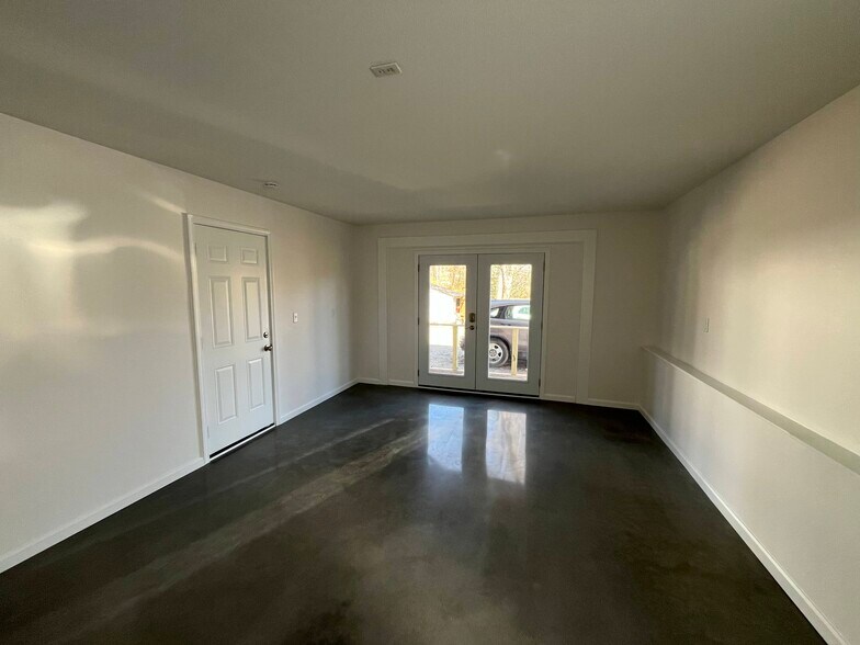 Building Photo - 12 Brookside Cir
