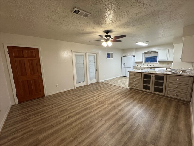 Building Photo - 2611 Prairie Ave
