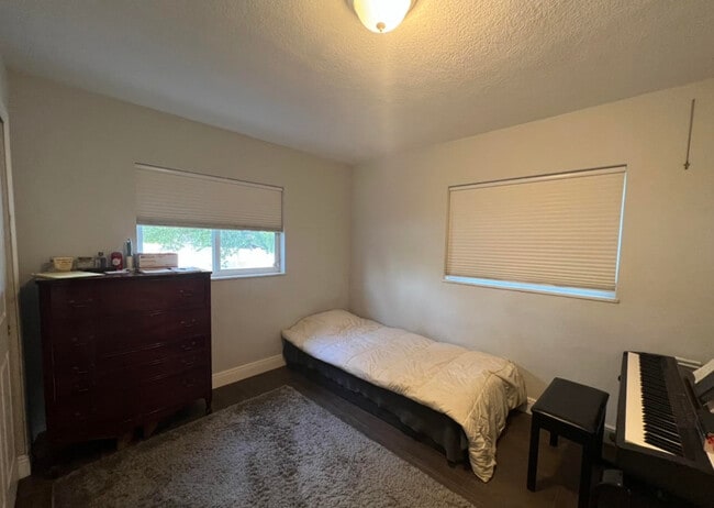 Building Photo - 303 N Marie Ave