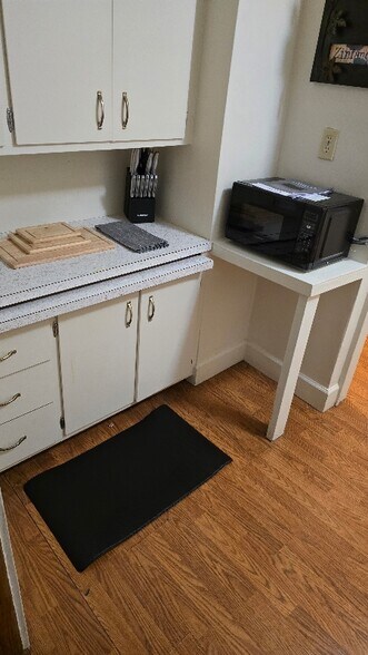 Building Photo - 915 S 48th St