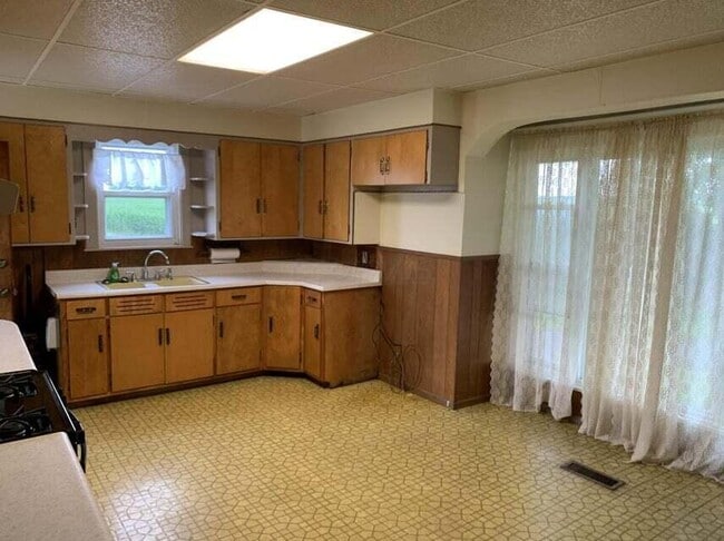 Building Photo - 4790 Lancaster Thornville Rd NE