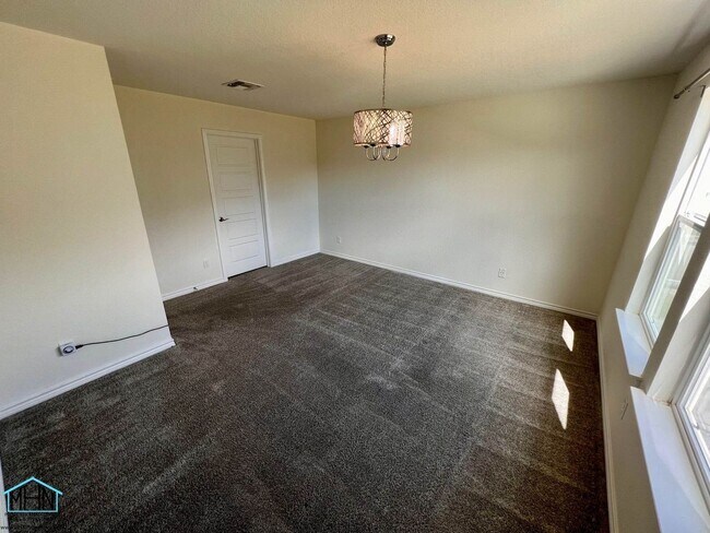 Building Photo - Beautiful 2-story 4 bed/2.5 bath home with...