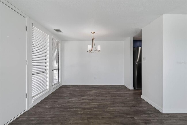 Building Photo - 60 Club House Dr