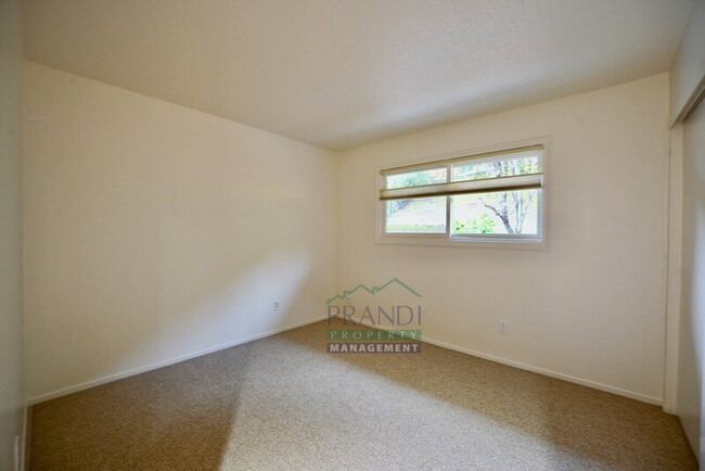 Building Photo - 75 Stasia Dr