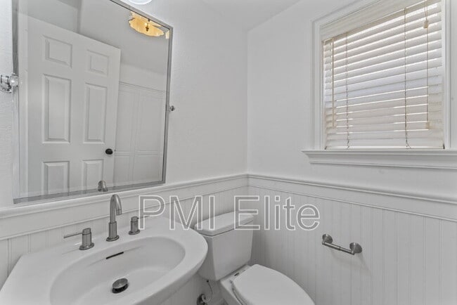 Building Photo - 24619 Montevista Cir