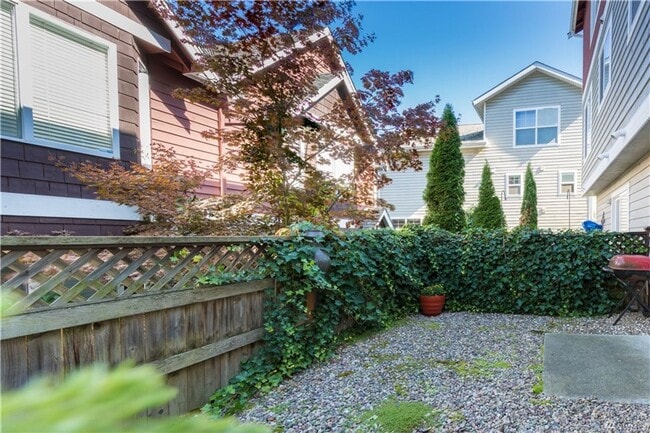 Building Photo - 3 bd 3 bath townhouse close to SPU