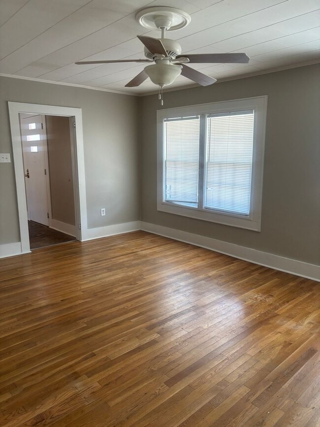 Building Photo - Single Family Home, 3 bed/1 bath $1,200 One-Story