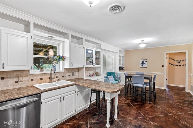 Building Photo - Adorable 3 bed 2 bath in Broadmoor Area!