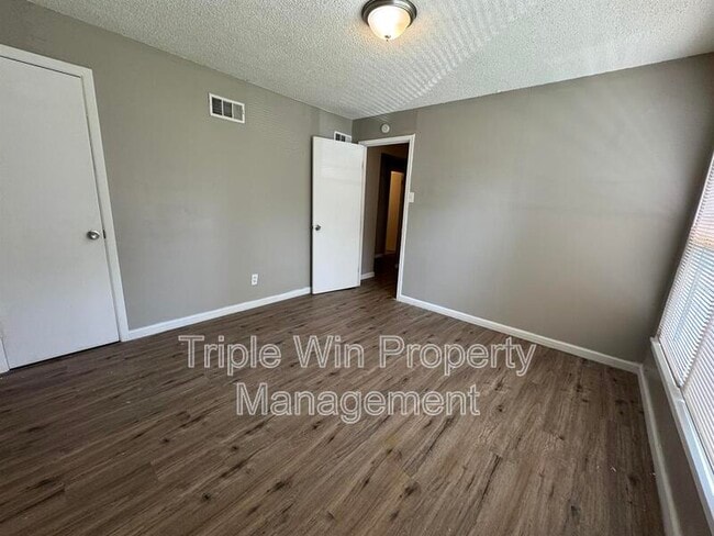 Building Photo - 9609 Winkler Dr