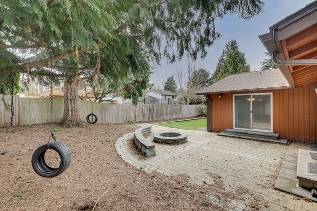 Building Photo - Kirkland Rambler with Amazing Back Yard!