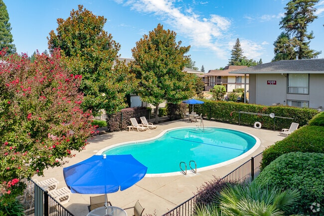 Building Photo - River Cove Apartments