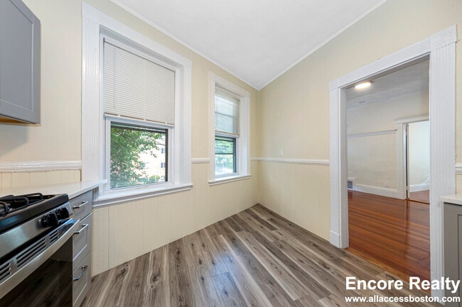 Building Photo - 46 Brackett St