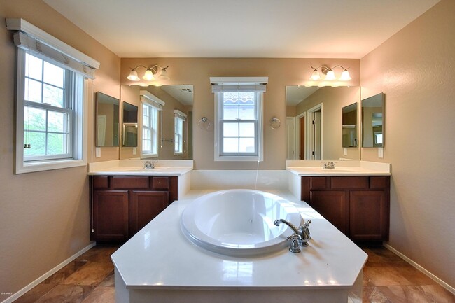 Building Photo - 4757 E Woodside Way