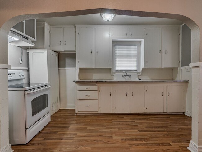 Building Photo - Charming 2 Bed / 1 Bath Home with Detached Garage and Huge Yard