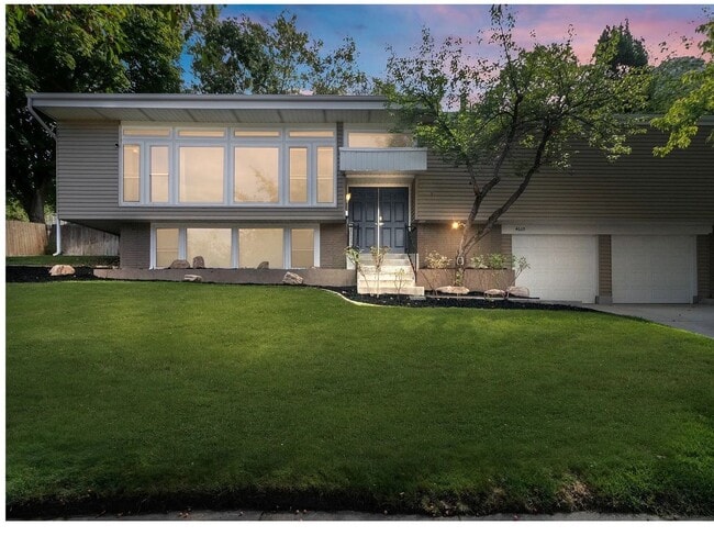 Building Photo - Olympus Cove Home Tucked In to the Benches! Near Park, Schools, Hiking and Skiing!