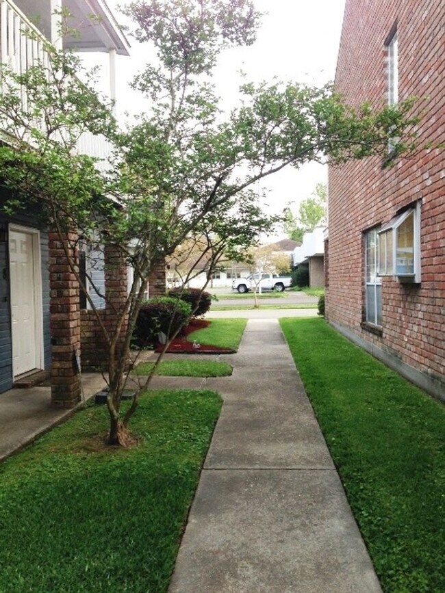Building Photo - W/S/T included! Dbl garage! 2BR/2.5BA with...