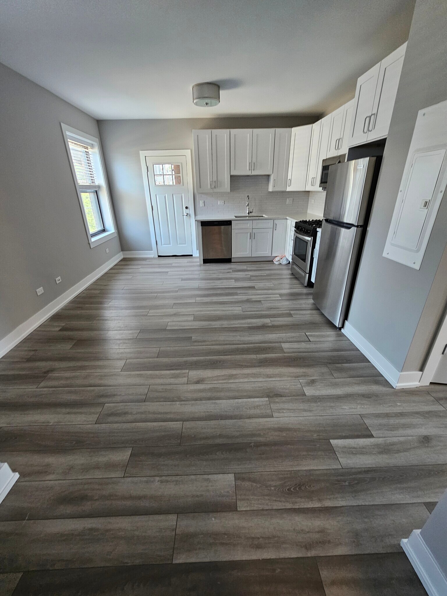 Building Photo - 3931 N Janssen Ave