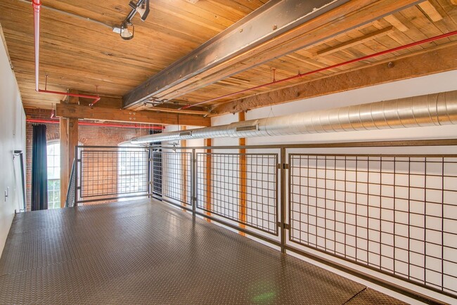 Building Photo - Expansive Historic Loft in the Heart of Germantown