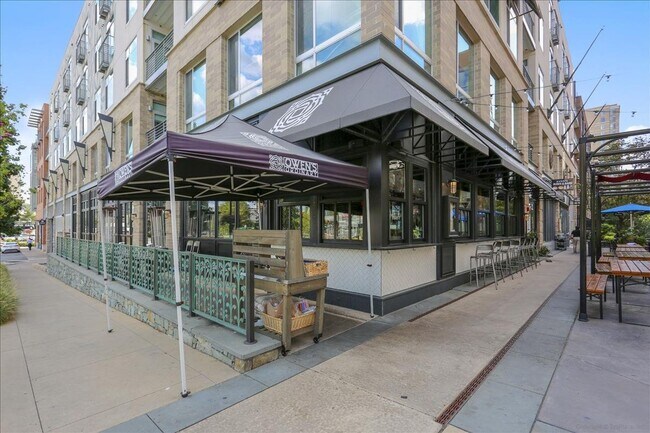 Building Photo - 10513 Weymouth St