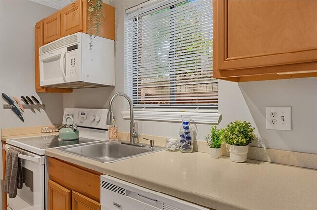 Building Photo - 960 St Charles Ave NE