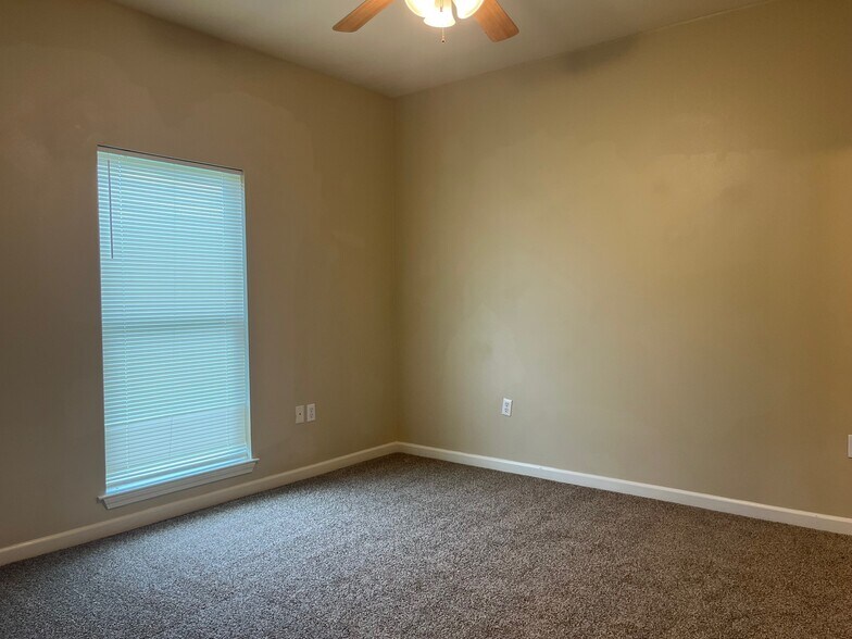 Primary bedroom - 289 Bella Sera Ln