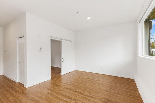 Building Photo - Capitol Hill 1 Bedroom Condo - Ground Leve...