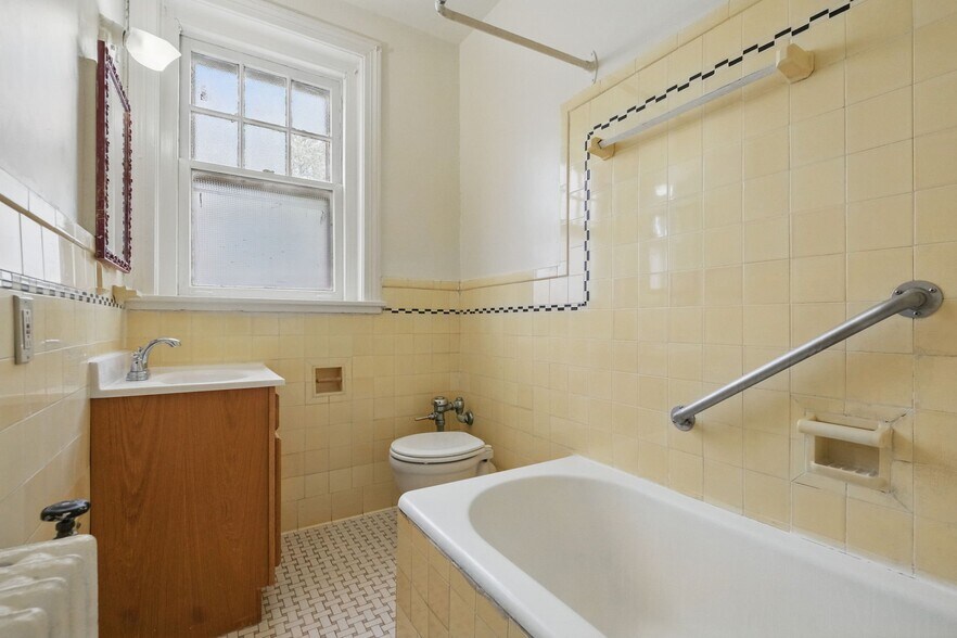 Building Photo - 5646 Hobart St