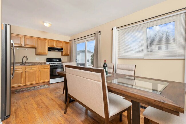 Building Photo - 572 Oswego Dr