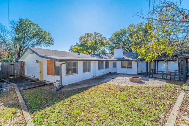 Building Photo - Newly Remodeled & Ready to Move In!