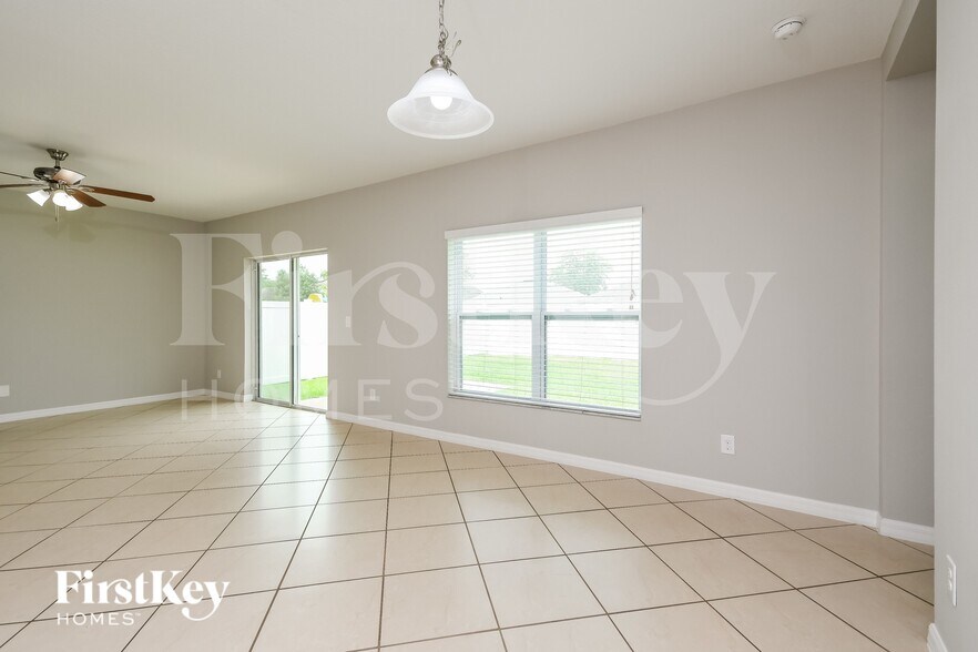 Building Photo - 4748 Rockvale Dr