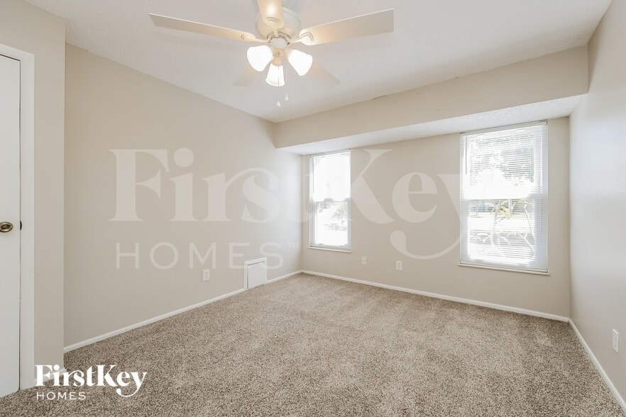 Building Photo - 727 SE 9th Pl