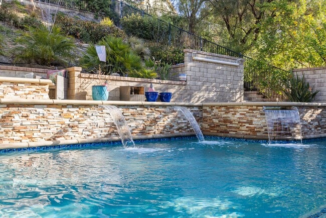 Building Photo - Luxurious 5-Bedroom Pool Home with Solar &...