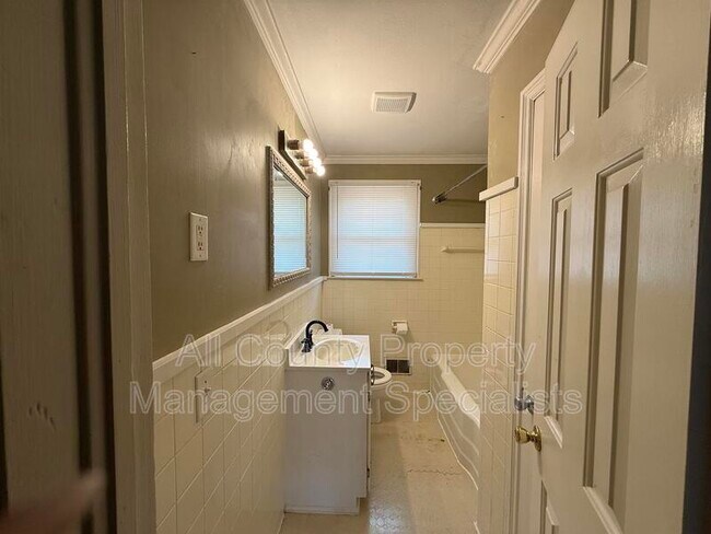 Building Photo - 123 Lanier Ave
