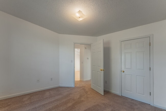 Building Photo - 290 Stone Hill Dr