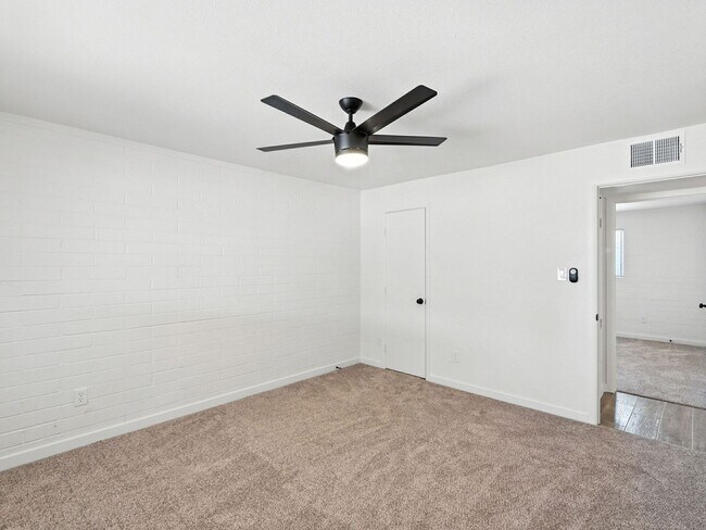 Building Photo - Fully upgraded home with garage!