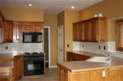 Building Photo - 1008 S Carriage Ave