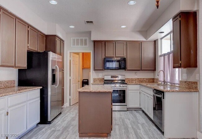 Building Photo - 270 Fairbrook Dr