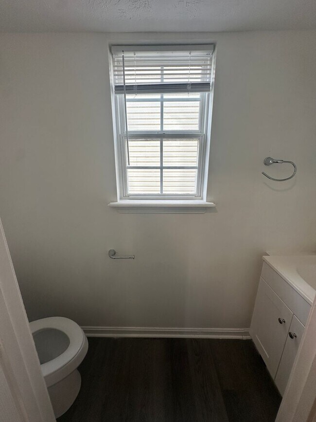 Building Photo - 5 Bed / 1.5 Bath