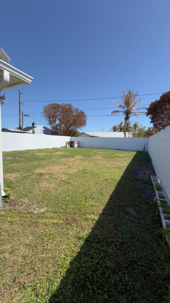 Building Photo - 2507 SE Charleston Dr