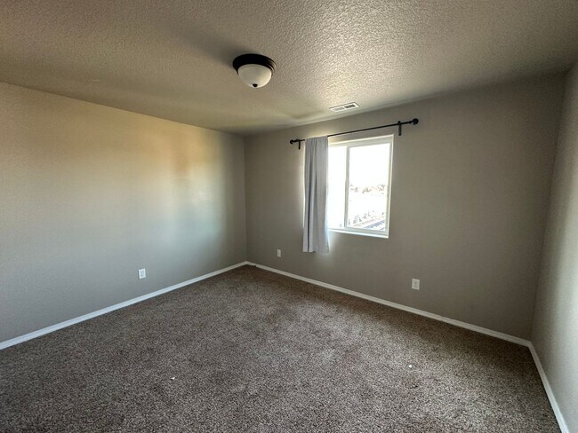 Building Photo - Newer Home In Northeast Albany! Nearly 2500 sq ft, 3 Bedrooms with 3 Baths
