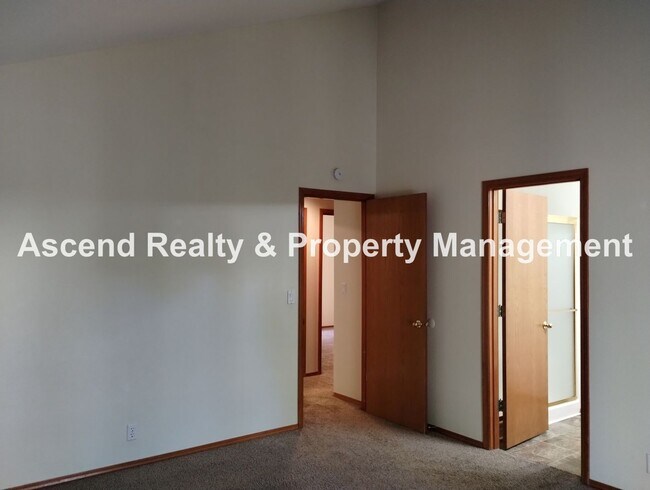 Building Photo - Ranch in Quiet Neighborhood with Fenced Ya...