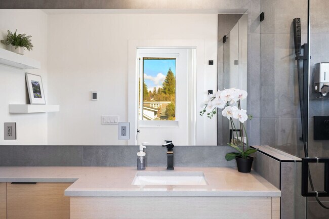 Building Photo - 4510 1st Ave NE