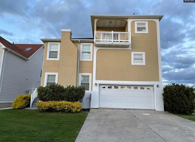 Building Photo - 909 N Burghley Ave