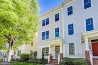 Building Photo - 717 Diamond Ave