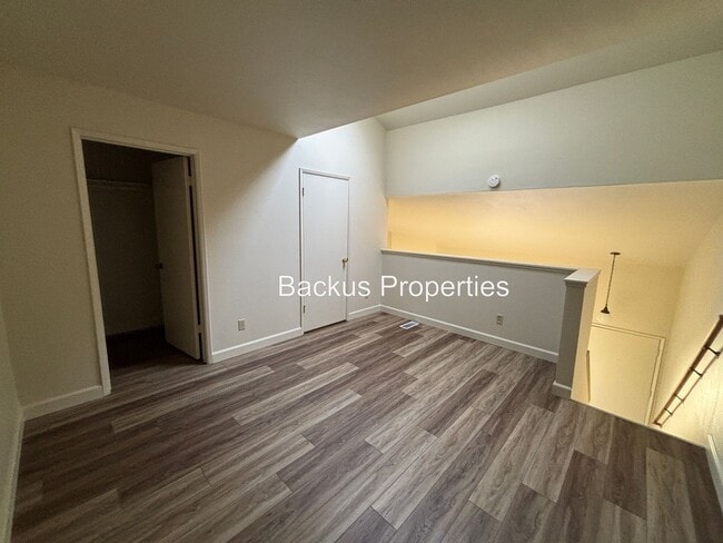 Building Photo - Private townhuse style condo facing grassy...