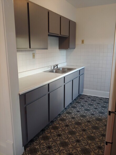 Kitchen - 704 S Broadway Ave