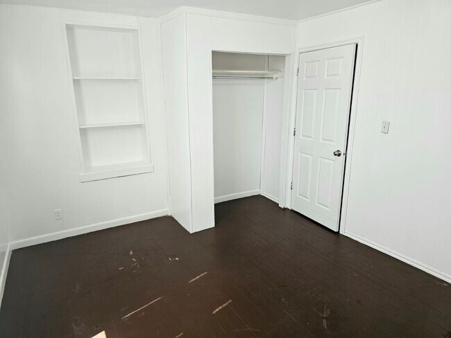 Building Photo - Private Guy Room in 5 bedroom 2 bath triplex