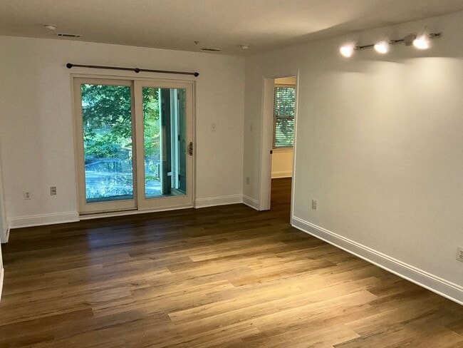 Building Photo - Beautiful 3BR 2BA condo located in the Decoverly neighborhood of Rockville