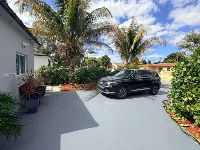 Building Photo - 1430 NE 149th St