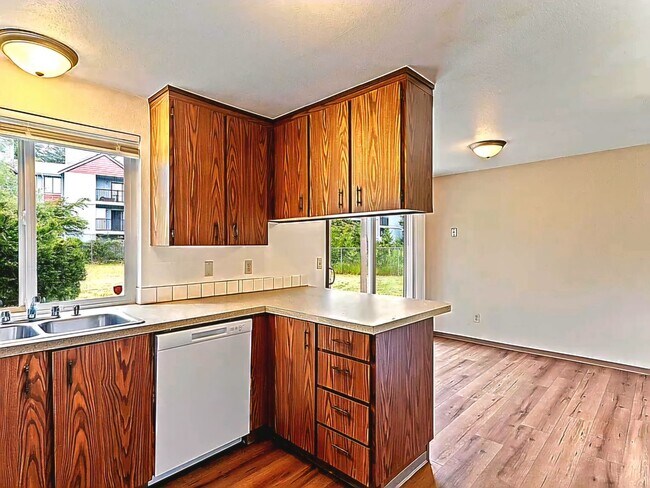 Building Photo - 4 Plex near University Place, #B (PRICE REDUCED)